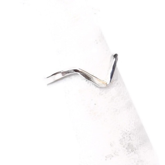 Cute 925 sterling silver textured v-shaped chevron midi knuckle or toe ring - Picture 3 of 9